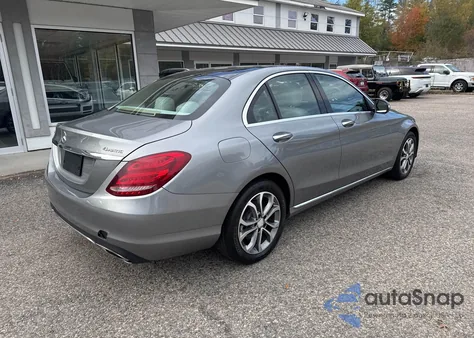 2015 Mercedes-Benz C 300 4Matic z USA, uszkodzony, nr VIN 55SWF4KB4FU029007